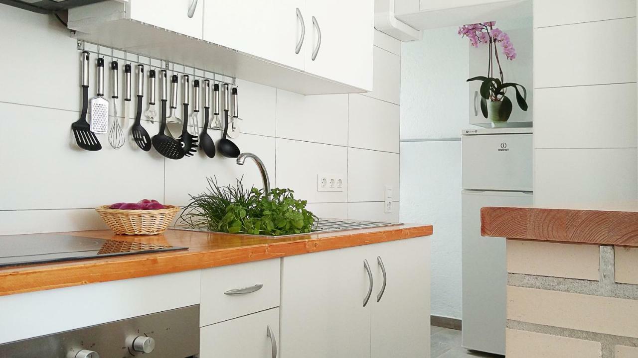 Apartamento Leman Apartment Салоу Екстериор снимка